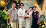 九游娱乐app下载-张檬儿子周岁宴排面拉满，爸爸全程温柔抱哄，被全家宠成小宝贝